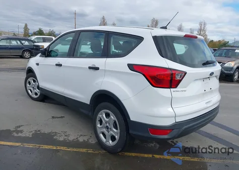 2019 Ford Escape S z USA, uszkodzony, nr VIN 1FMCU0F70KUB62076